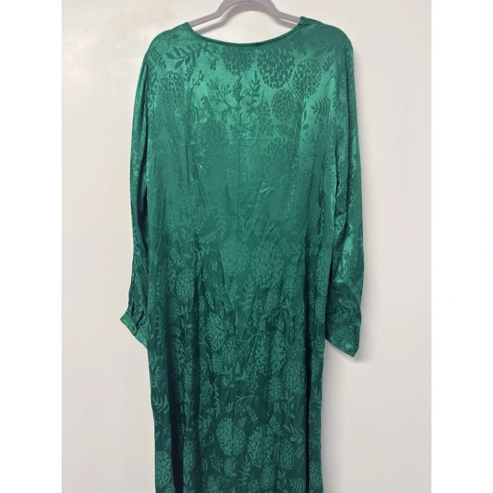Estelle 25 features neckline